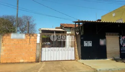 Casa residencial disponível para venda no bairro Morada Nova em Uberlândia-MG