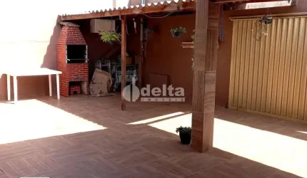 Casa residencial disponível para venda no bairro Jardim Canaã em Uberlândia-MG