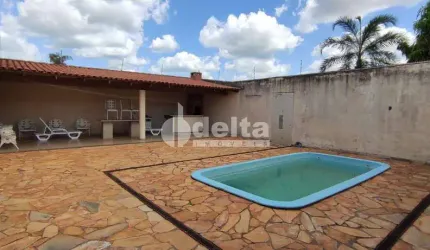 Casa residencial disponível para venda no bairro Carajás em Uberlândia-MG