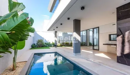 Casa no condomínio Jardim Versailles disponível para venda em Uberlândia-MG