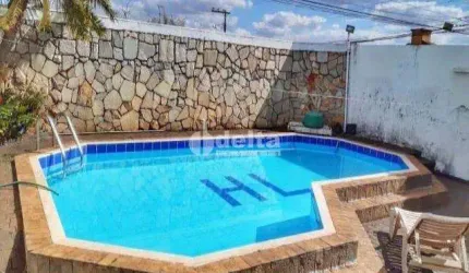 Casa residencial disponível para venda no bairro Brasil em Uberlândia-MG