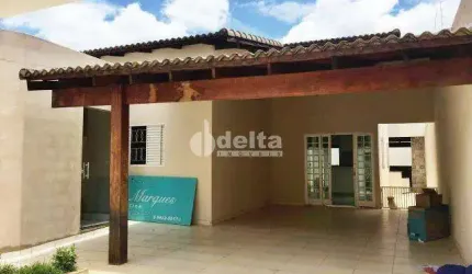 Casa residencial disponível para venda no bairro Jardim Holanda em Uberlândia-MG