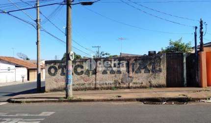 Casa residencial disponível para venda no bairro Marta Helena  em Uberlândia-MG