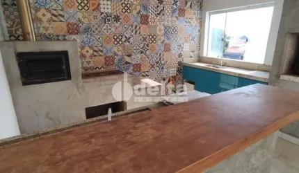 Casa residencial  disponível para venda no bairro Santa Mônica em Uberlândia-MG