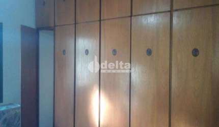 Casa residencial disponível para venda no bairro Tabajaras em Uberlândia-MG