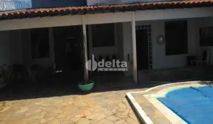 Casa residencial disponível para venda no bairro Cidade Jardim em Uberlândia-MG