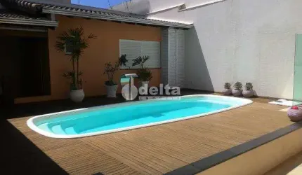 Casa residencial  disponível para venda no bairro Santa Mônica em Uberlândia-MG