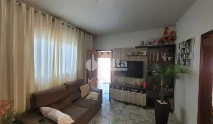 Casa residencial disponível para venda no bairro Morumbi em Uberlândia-MG