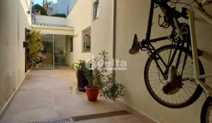 Casa residencial disponível para venda no bairro Cidade Jardim em Uberlândia-MG