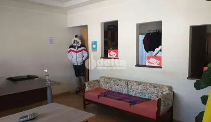 Casa residencial disponível para venda no bairro Brasil em Uberlândia-MG