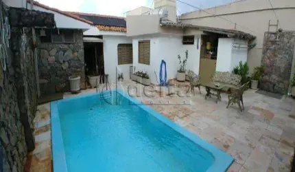 Casa residencial disponível para venda no bairro Brasil em Uberlândia-MG