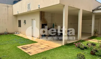 Casa Comercial disponível para Venda no bairro Chácaras Tubalina  em Uberlândia-MG