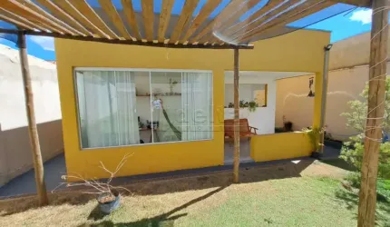 Casa residencial  disponível para venda no bairro Santa Mônica em Uberlândia-MG