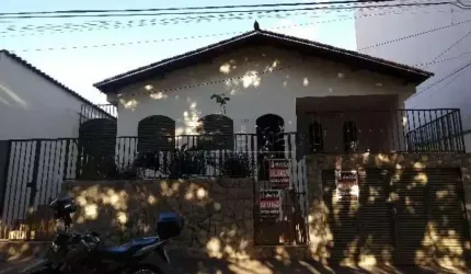 Casa residencial disponível para venda no bairro Saraiva em Uberlândia-MG