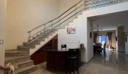 Casa sobrado disponível para venda no bairro Jardim Patrícia em Uberlândia-MG