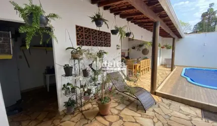 Casa residencial disponível para venda no bairro Cidade Jardim em Uberlândia-MG