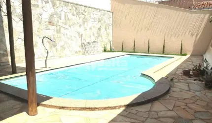Casa residencial disponível para venda no bairro Santa Mônica em Uberlândia-MG