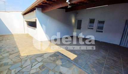 Casa residencial disponível para venda no bairro Cidade Jardim em Uberlândia-MG