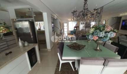 Casa no condomínio Village Karaíba disponível para locação e venda em Uberlândia-MG