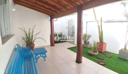 Casa residencial disponível para locação e venda no bairro Vigilato Pereira em Uberlândia-MG