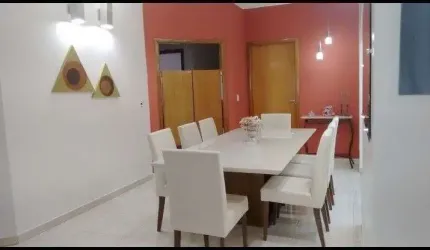 Casa disponível para locação e venda no bairro Cidade Jardim em Uberlândia-MG.
