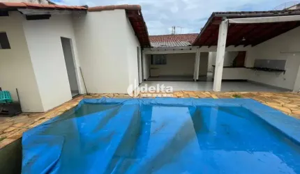 Casa com piscina disponível para venda no bairro Santa Mônica em Uberlândia-MG