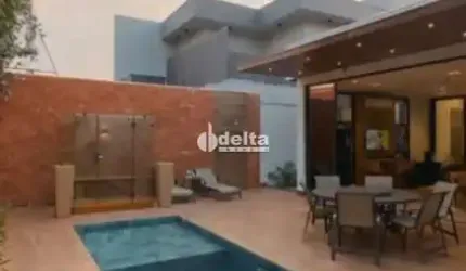 Casa em condomínio disponível para locação e venda no bairro Granja Marileusa em Uberlândia-MG
