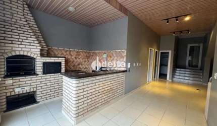 Casa em condomínio disponível para locação no bairro Nova Uberlândia-MG