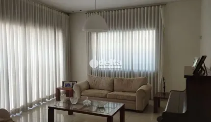 Casa disponível para locação no bairro Centro em Uberlândia-MG