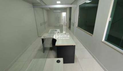 Casa comercial disponível para locação no bairro Segismundo Pereira em Uberlândia-MG