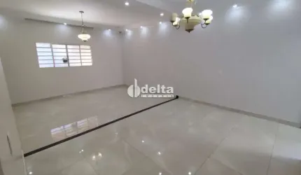 Casa residencial disponível para Locação no bairro Segismundo Pereira em Uberlândia-MG.