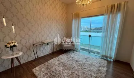 Casa Residencial E Comercial disponível para Locação no bairro Cidade Jardim em Uberlândia-MG.