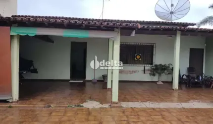Casa residencial disponível para venda no bairro Santa Mônica em Uberlândia-MG