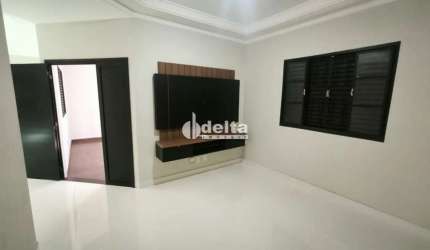 Casa residencial disponível para locação no bairro Alto Umuarama em Uberlândia-MG.