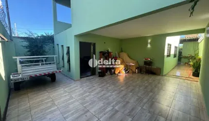 Casa residencial disponível para locação no bairro Planalto em Uberlândia-MG.