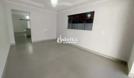 Casa residencial disponível para locação e venda no bairro Alto Umuarama em Uberlândia-MG.
