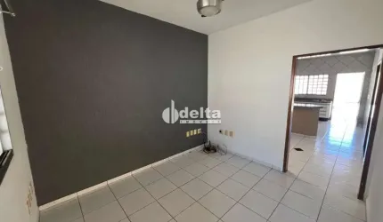 Casa residencial disponível para locação no bairro Jardim Patrícia em Uberlândia-MG.