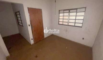 Casa residencial disponível para venda no bairro Saraiva em Uberlândia-MG.