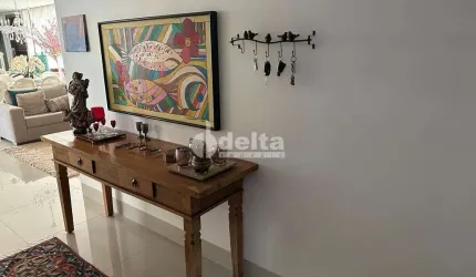 Casa em condomínio disponível para venda no bairro Nova Uberlândia em Uberlândia-MG