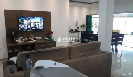 Casa residencial disponível para locação e venda no bairro Jardim Patrícia em Uberlândia-MG.