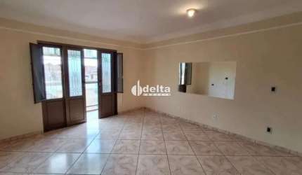 Casa disponível para locação no bairro Martins em Uberlândia-MG.
