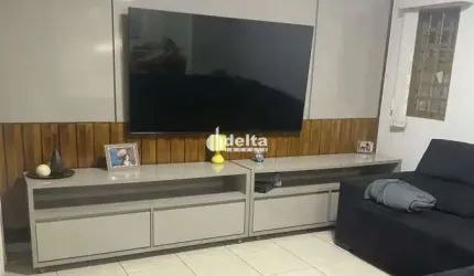 Casa Mobiliada disponível para locação no bairro Cidade Jardim em Uberlândia-MG.