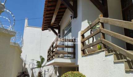 Casa residencial disponível para locação e venda no bairro Lídice em Uberlândia-MG
