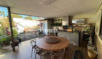 Casa residencial disponível para locação no bairro Jardim Ipanema em Uberlândia-MG.