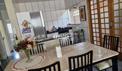 Casa disponível para venda no bairro Marta Helena em Uberlândia-MG