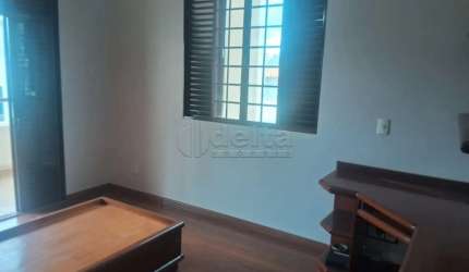Casa residencial disponível no bairro Jardim Karaiba em Uberlândia-MG