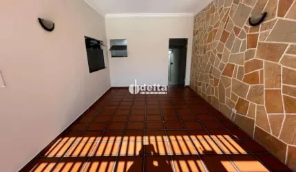 Casa disponível no bairro Centro em Uberlândia-MG.