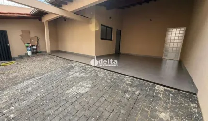 Casa residencial disponível para locação no bairro Vigilato Pereira em Uberlândia-MG.