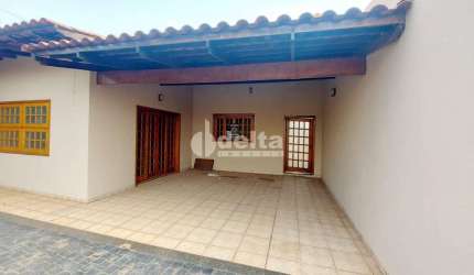 Casa residencial disponível para locação e venda no bairro Umuarama em Uberlândia-MG