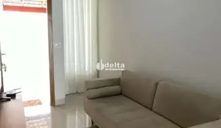 Casa residencial disponível para locação e venda no bairro Jardim Botânico em Uberlândia-MG
